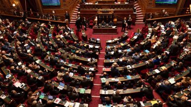 Le Sénat valide un impôt sur la fortune incluant les crypto et relève la flat tax à 33% !